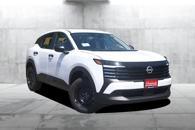 Nissan Kicks Vehicle Full-screen Gallery Image 2