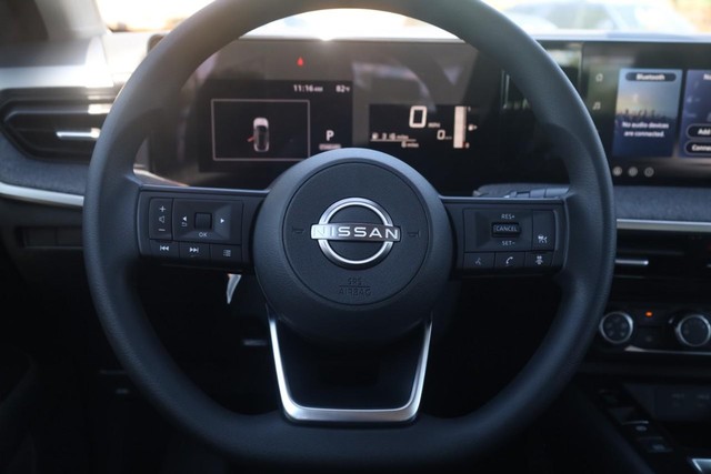 Nissan Kicks Vehicle Full-screen Gallery Image 8