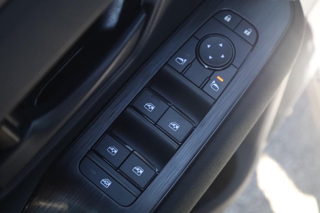 Nissan Kicks Vehicle Full-screen Gallery Image 11