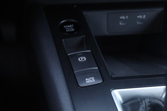 Nissan Kicks Vehicle Full-screen Gallery Image 17