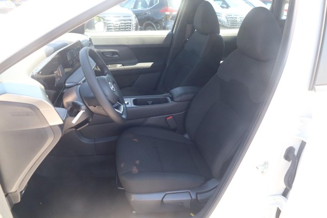 Nissan Kicks Vehicle Full-screen Gallery Image 19
