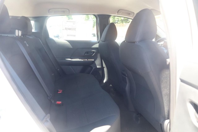 Nissan Kicks Vehicle Full-screen Gallery Image 21