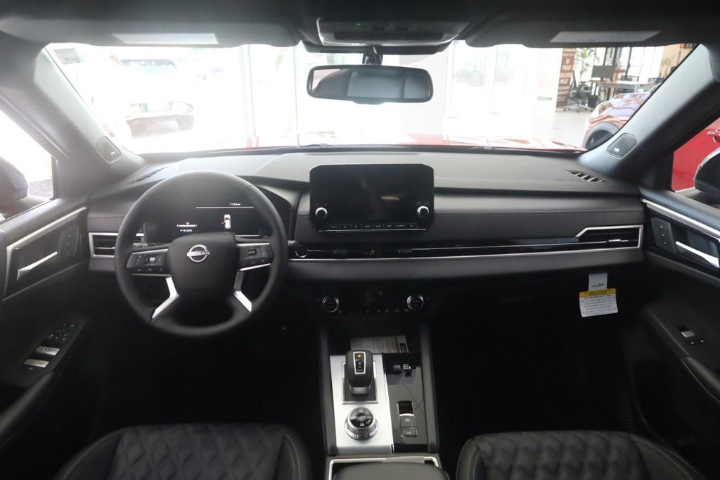 Nissan Rogue Plug-In Hybrid Vehicle Full-screen Gallery Image 6