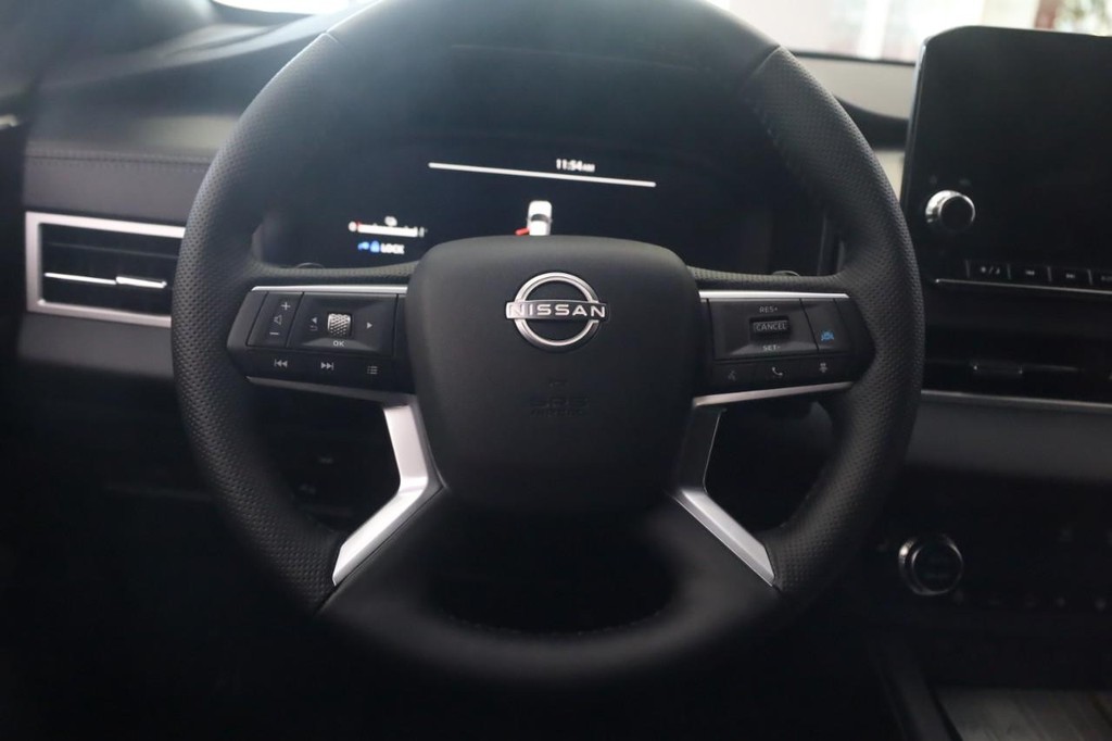 Nissan Rogue Plug-In Hybrid Vehicle Full-screen Gallery Image 7