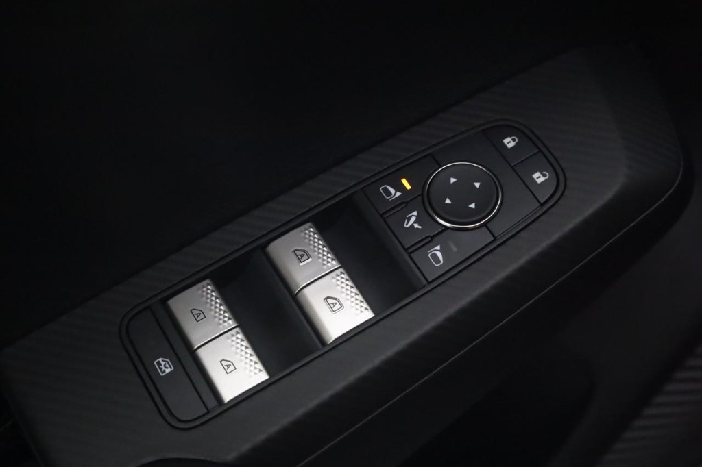 Nissan Rogue Plug-In Hybrid Vehicle Full-screen Gallery Image 10