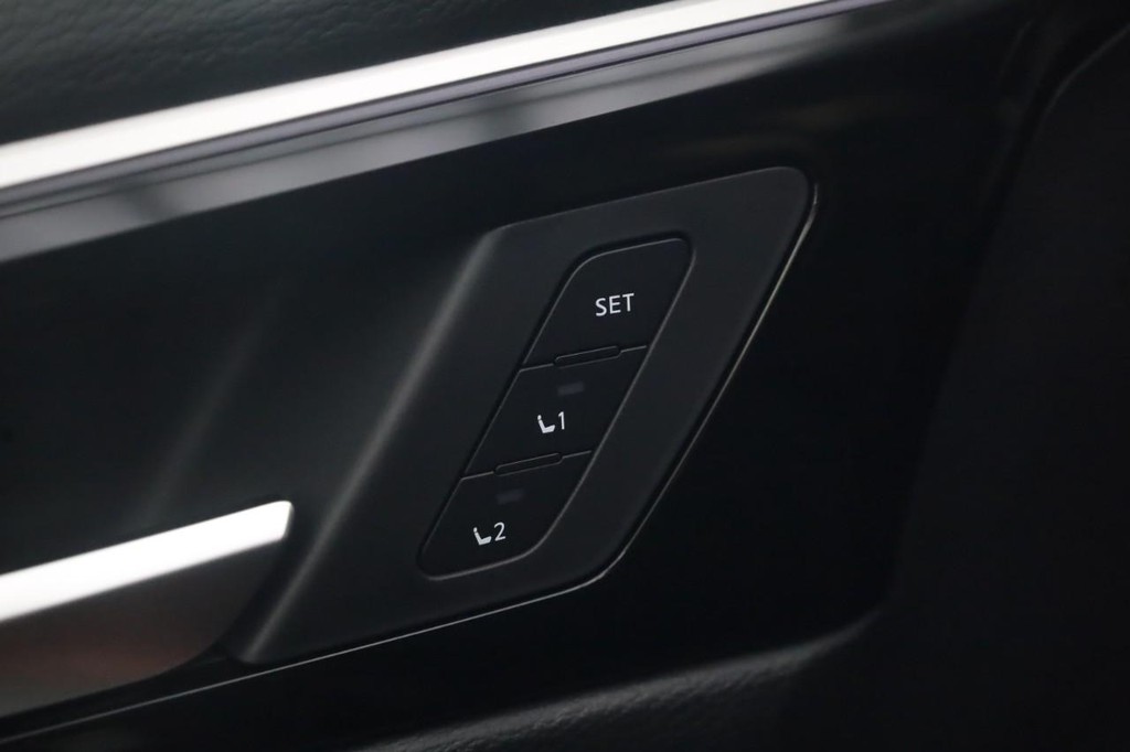 Nissan Rogue Plug-In Hybrid Vehicle Full-screen Gallery Image 11