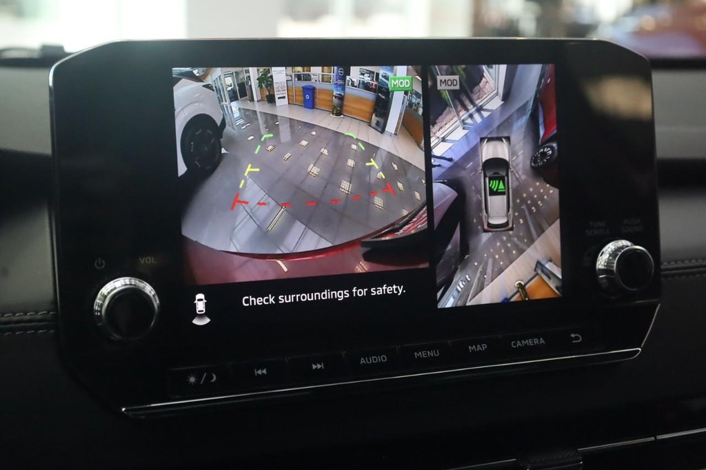 Nissan Rogue Plug-In Hybrid Vehicle Full-screen Gallery Image 15