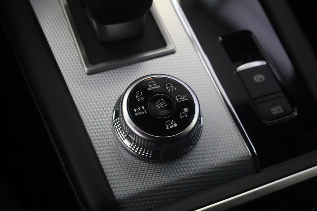 Nissan Rogue Plug-In Hybrid Vehicle Full-screen Gallery Image 18