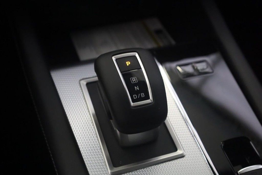 Nissan Rogue Plug-In Hybrid Vehicle Full-screen Gallery Image 19