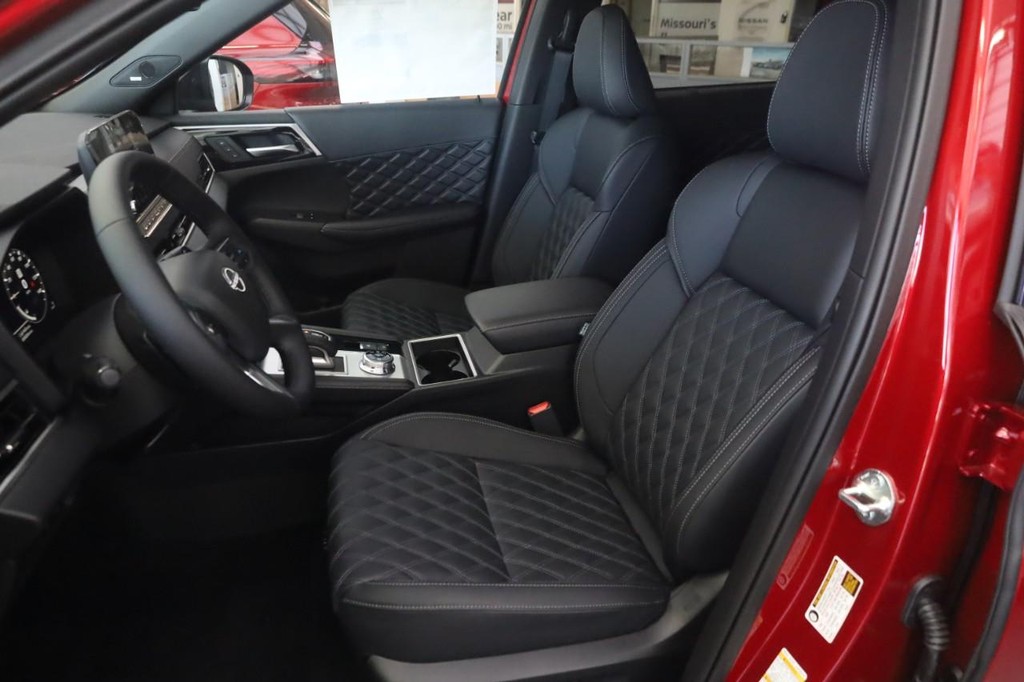 Nissan Rogue Plug-In Hybrid Vehicle Full-screen Gallery Image 20