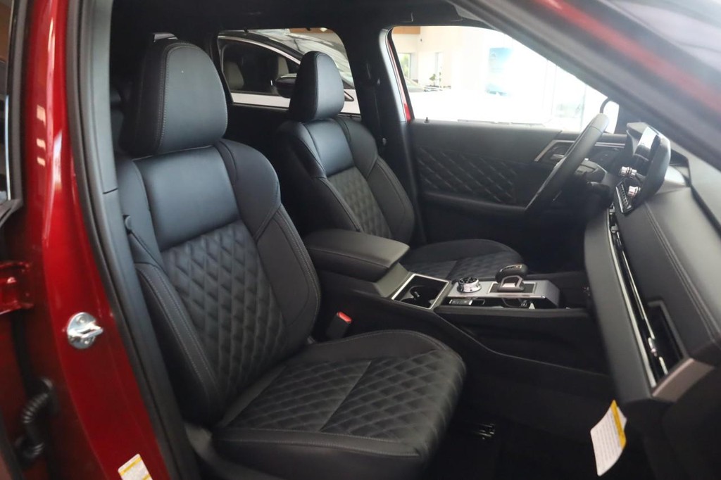 Nissan Rogue Plug-In Hybrid Vehicle Full-screen Gallery Image 21