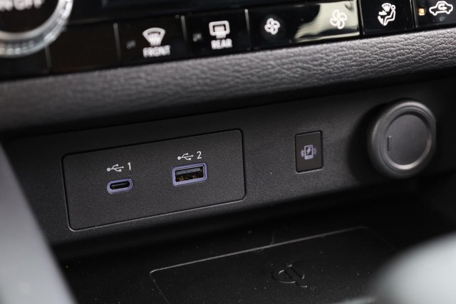 Nissan Rogue Plug-In Hybrid Vehicle Image 16