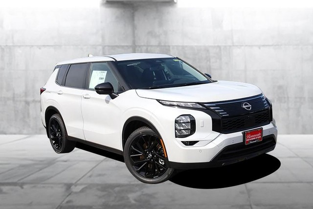 Nissan Rogue Plug-In Hybrid Vehicle Full-screen Gallery Image 2