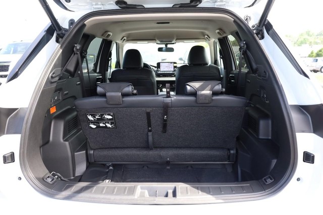 Nissan Rogue Plug-In Hybrid Vehicle Full-screen Gallery Image 7