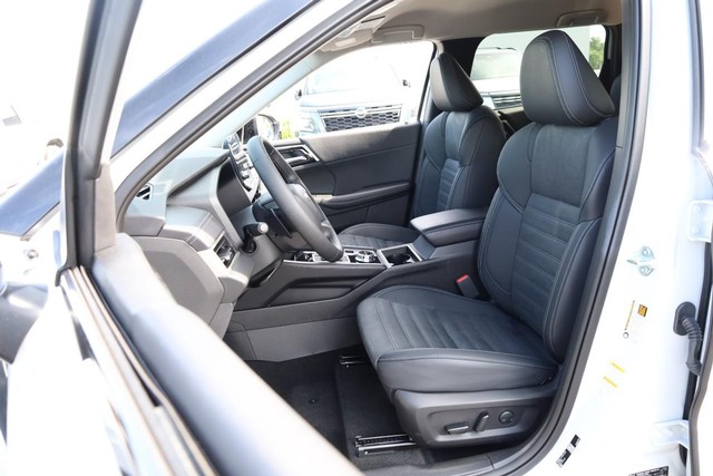 Nissan Rogue Plug-In Hybrid Vehicle Full-screen Gallery Image 9