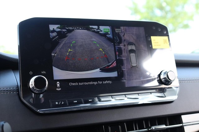 Nissan Rogue Plug-In Hybrid Vehicle Full-screen Gallery Image 14
