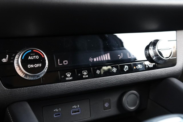 Nissan Rogue Plug-In Hybrid Vehicle Full-screen Gallery Image 15