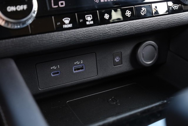 Nissan Rogue Plug-In Hybrid Vehicle Full-screen Gallery Image 16