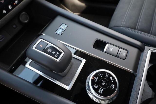 Nissan Rogue Plug-In Hybrid Vehicle Full-screen Gallery Image 17