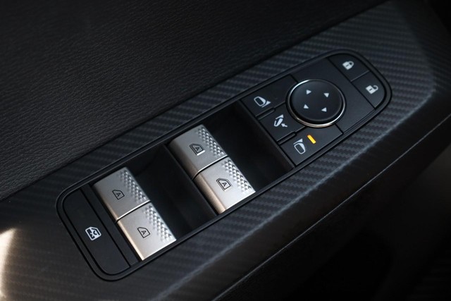 Nissan Rogue Plug-In Hybrid Vehicle Full-screen Gallery Image 19