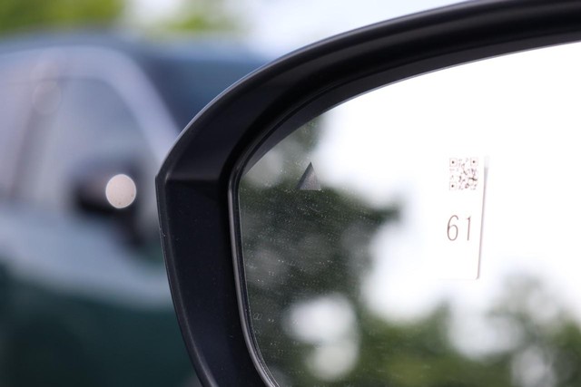 Nissan Rogue Plug-In Hybrid Vehicle Full-screen Gallery Image 21