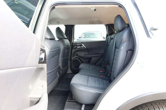 Nissan Rogue Plug-In Hybrid Vehicle Full-screen Gallery Image 22