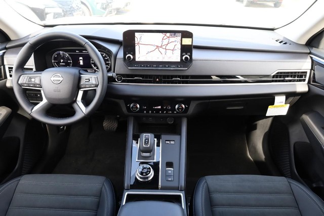 Nissan Rogue Plug-In Hybrid Vehicle Full-screen Gallery Image 23