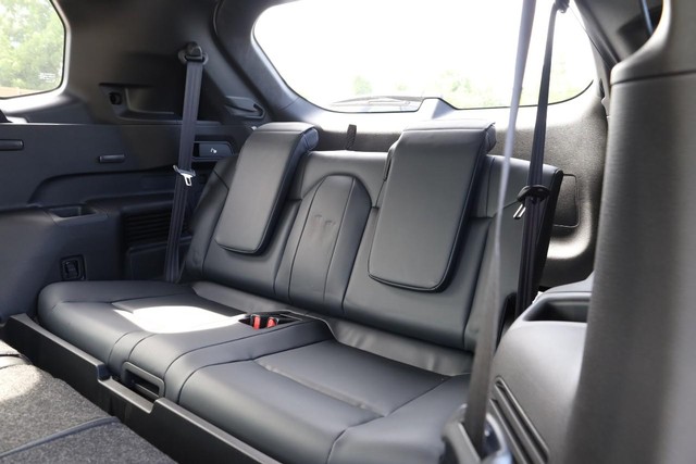 Nissan Rogue Plug-In Hybrid Vehicle Full-screen Gallery Image 25