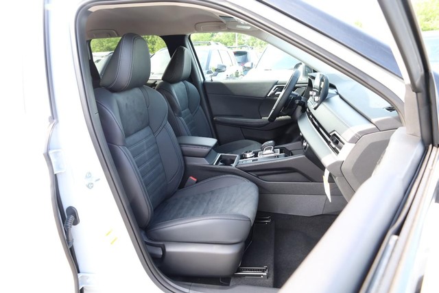 Nissan Rogue Plug-In Hybrid Vehicle Full-screen Gallery Image 26