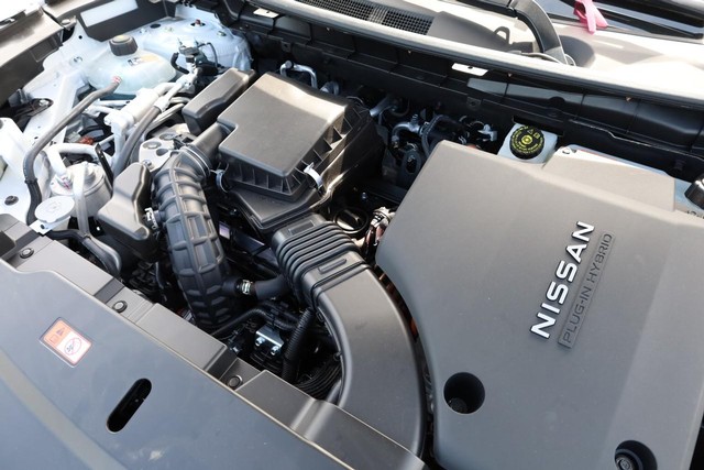 Nissan Rogue Plug-In Hybrid Vehicle Full-screen Gallery Image 27
