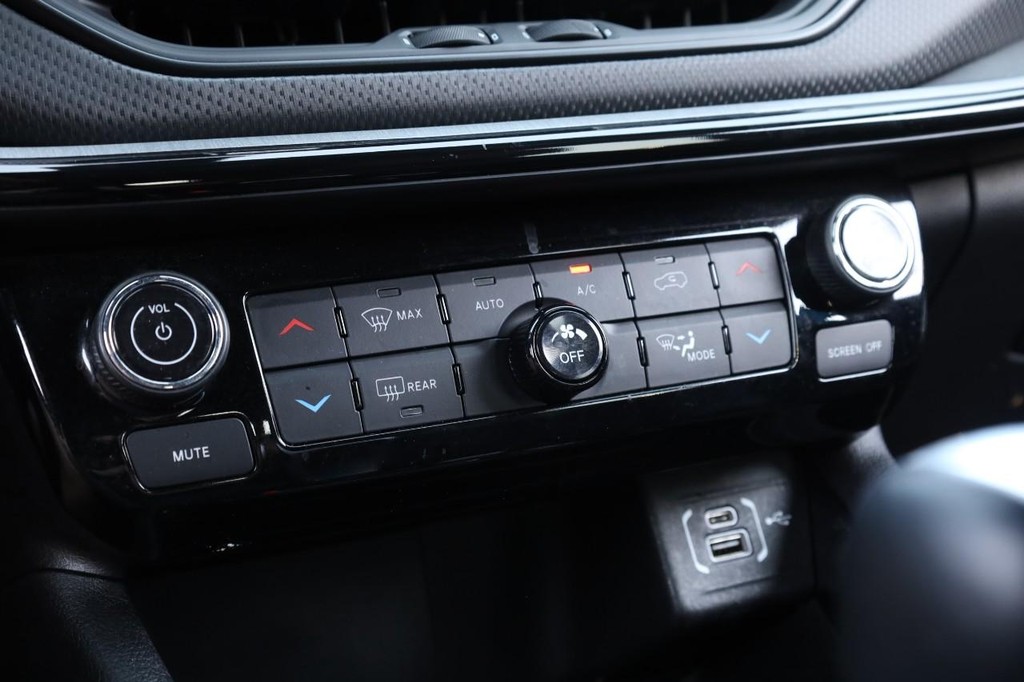 Jeep Compass Vehicle Image 13