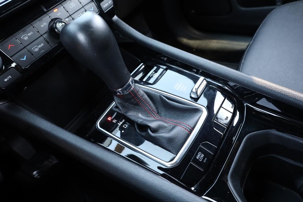 Jeep Compass Vehicle Image 15