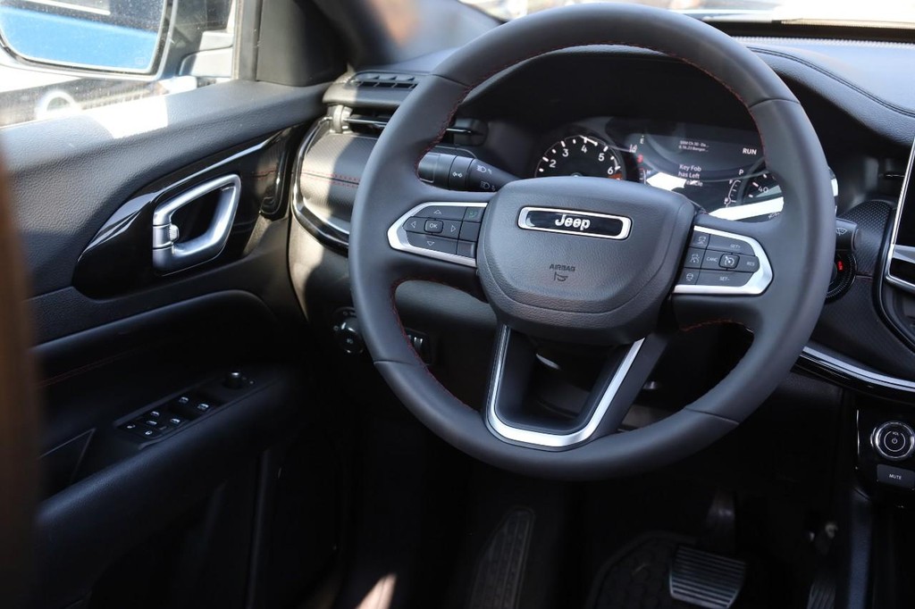 Jeep Compass Vehicle Image 23