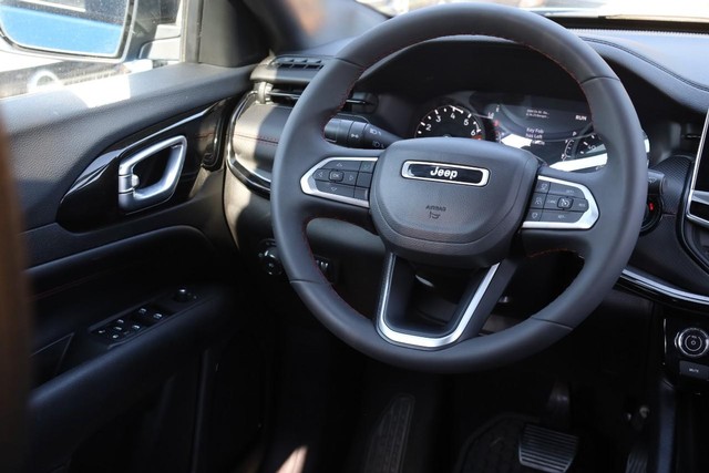 Jeep Compass Vehicle Image 23