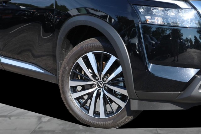 Nissan Pathfinder Vehicle Full-screen Gallery Image 3