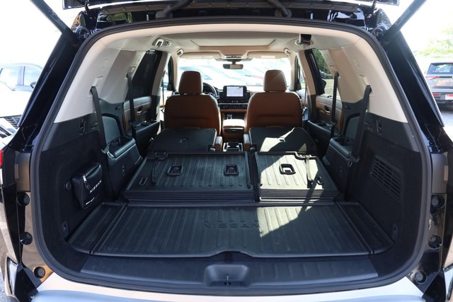 Nissan Pathfinder Vehicle Full-screen Gallery Image 9