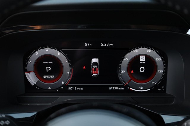 Nissan Pathfinder Vehicle Full-screen Gallery Image 14