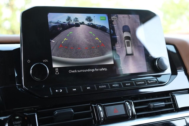 Nissan Pathfinder Vehicle Full-screen Gallery Image 17
