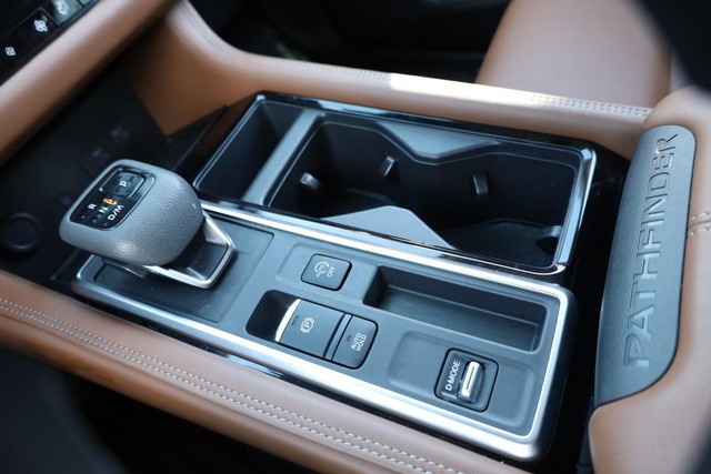 Nissan Pathfinder Vehicle Full-screen Gallery Image 20