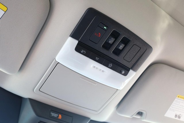 Nissan Pathfinder Vehicle Full-screen Gallery Image 21