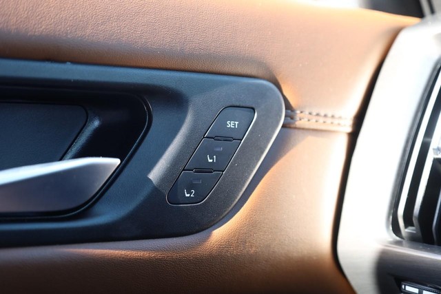 Nissan Pathfinder Vehicle Full-screen Gallery Image 24