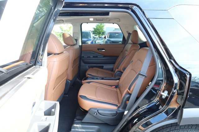 Nissan Pathfinder Vehicle Full-screen Gallery Image 26