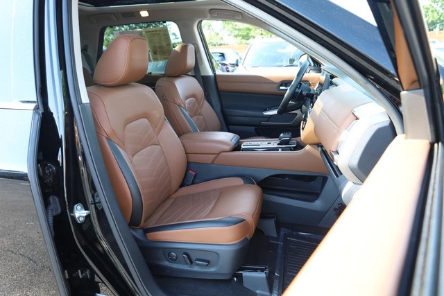Nissan Pathfinder Vehicle Full-screen Gallery Image 31