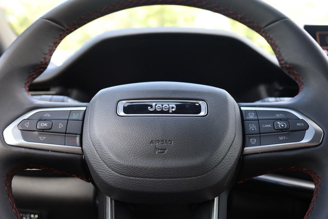 Jeep Compass Vehicle Full-screen Gallery Image 9