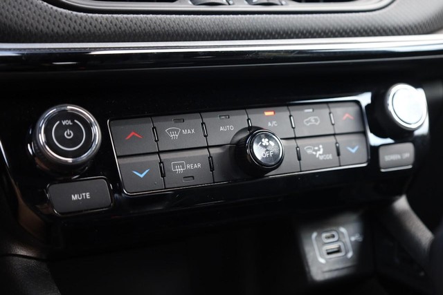 Jeep Compass Vehicle Full-screen Gallery Image 13