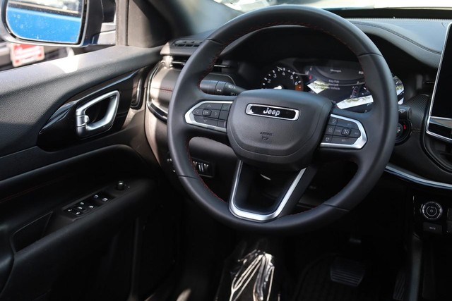 Jeep Compass Vehicle Full-screen Gallery Image 23