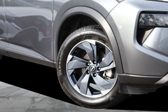 Nissan Rogue Vehicle Full-screen Gallery Image 3