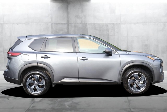 Nissan Rogue Vehicle Full-screen Gallery Image 5