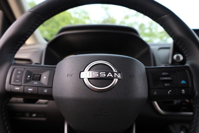 Nissan Rogue Vehicle Full-screen Gallery Image 9
