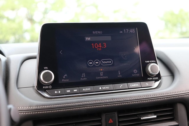 Nissan Rogue Vehicle Full-screen Gallery Image 11
